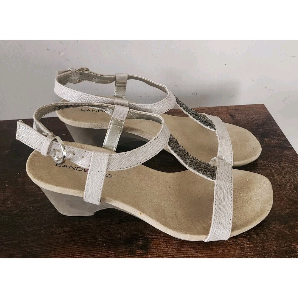 Bandolino Size 7M Beige Castina Beaded T Strap Flexible Sandals Shoes - Picture 3 of 7